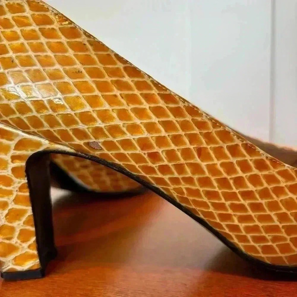 Stuart Weitzman Vintage Yellow Faux Snake Skin Heels- Size 8 - Picture 7 of 13
